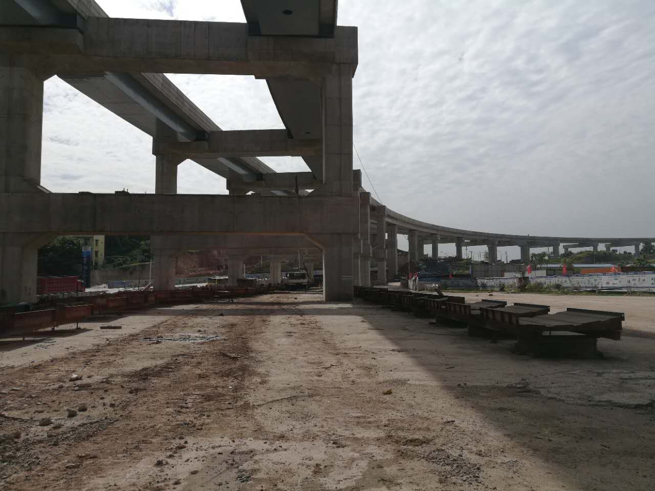 重庆市轨道交通四号线港城站至太平冲站高架段施工