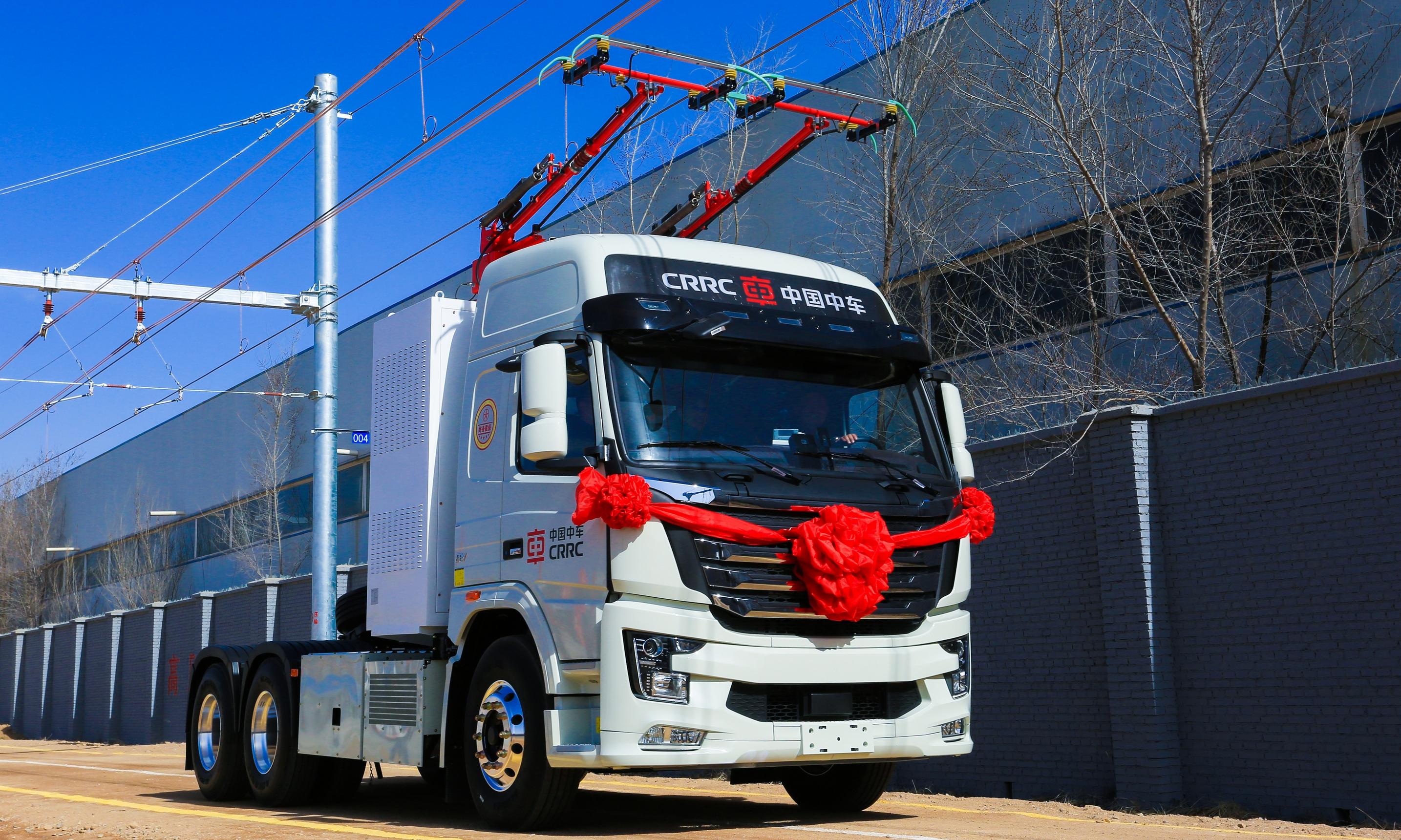 Многоформатная электрифицированная система транспортировки для дорог с использованием новых источников энергии